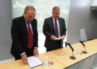 Luis Conde (Fundación Cajacírculo) y Ramón Fresneda (Asoc. Atalaya) han firmado el convenio.